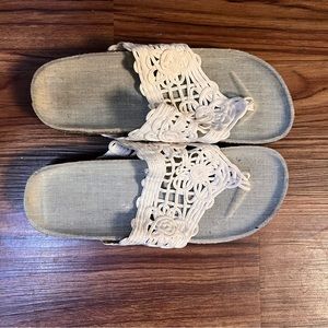 🎈🎈NWOT White Lacey Thong Sandals
